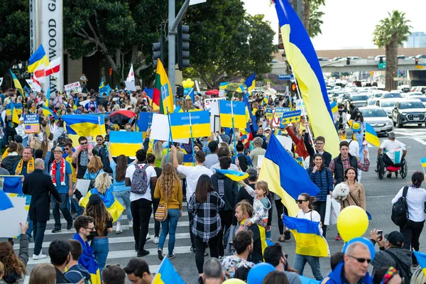 Λος Άντζελες, Καλιφόρνια, ΗΠΑ - 26 Φεβρουαρίου 2022: Διαδήλωση κατά του πολέμου της Ρωσίας στην Ουκρανία. Σταματήστε τον Πούτιν, σταματήστε τον πόλεμο. Ο φασισμός και η δολοφονία Ουκρανών παιδιών. Σταθείτε με την Ουκρανία. — Φωτογραφία Αρχείου
