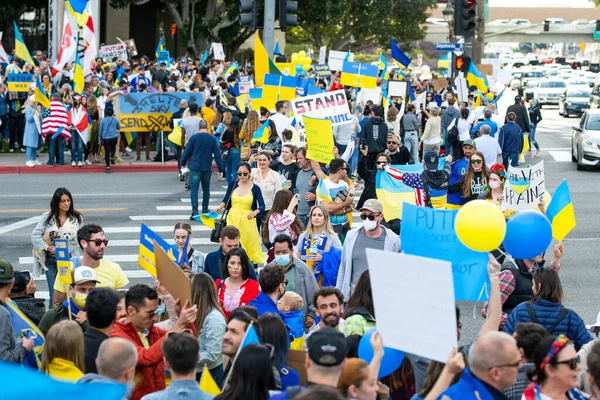 Los Angeles, Kalifornia, USA - 2022. február 26.: Az orosz háború elleni tüntetés Ukrajnában. Állítsd meg Putyint, állítsd meg a háborút. Fasizmus és ukrán gyerekek meggyilkolása. Állj Ukrajna mellé!. — ingyenes stock fotók