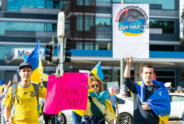 미국 캘리포니아주 로스앤젤레스 - 2022 년 2 월 26 일: 우크라이나에서 러시아 전쟁에 반대 시위. 푸틴을 막아 전쟁을 막아. 파시즘 과 우크라이나 아이들을 살해. 우크라이나와 함께 서라. — 무료 스톡 포토