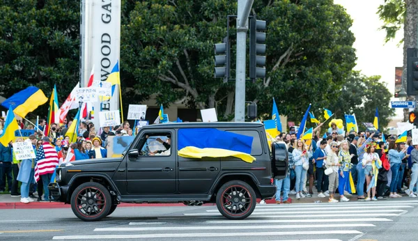 미국 캘리포니아주 로스앤젤레스 - 2022 년 2 월 26 일: 우크라이나에서 러시아 전쟁에 반대 시위. 푸틴을 막아 전쟁을 막아. 파시즘 과 우크라이나 아이들을 살해. 우크라이나와 함께 서라. — 무료 스톡 포토