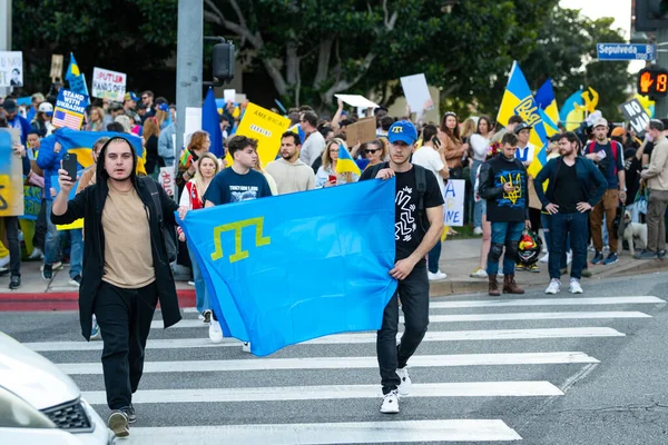 Los Angeles, Kaliforniya, ABD - 26 Şubat 2022: Rusya 'nın Ukrayna' daki savaşına karşı gösteri. Dur Putin, savaşı durdur. Faşizm ve Ukraynalı çocukların öldürülmesi. Ukrayna 'nın yanında dur. — Ücretsiz Stok Fotoğraf