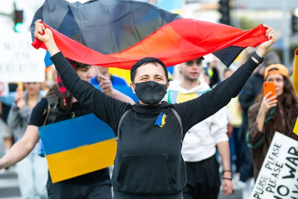 Los Ángeles, California, Estados Unidos - 26 de febrero de 2022: Manifestación contra la guerra de Rusia en Ucrania. Alto Putin, alto a la guerra. El fascismo y el asesinato de niños ucranianos. Apoyar a Ucrania. — Foto de stock gratis