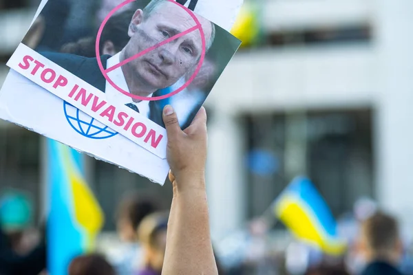 Los Angeles, Kalifornia, USA - 2022. február 26.: Az orosz háború elleni tüntetés Ukrajnában. Állítsd meg Putyint, állítsd meg a háborút. Fasizmus és ukrán gyerekek meggyilkolása. Állj Ukrajna mellé!. — ingyenes stock fotók