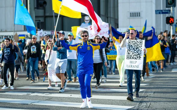 미국 캘리포니아주 로스앤젤레스 - 2022 년 2 월 26 일: 우크라이나에서 러시아 전쟁에 반대 시위. 푸틴을 막아 전쟁을 막아. 파시즘 과 우크라이나 아이들을 살해. 우크라이나와 함께 서라. — 스톡 사진