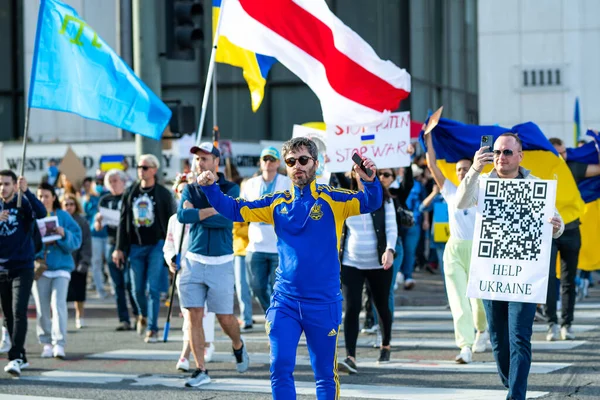 Los Ángeles, California, Estados Unidos - 26 de febrero de 2022: Manifestación contra la guerra de Rusia en Ucrania. Alto Putin, alto a la guerra. El fascismo y el asesinato de niños ucranianos. Apoyar a Ucrania. — Foto de stock gratis