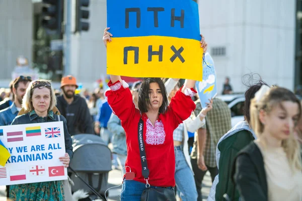 Los Ángeles, California, Estados Unidos - 26 de febrero de 2022: Manifestación contra la guerra de Rusia en Ucrania. Alto Putin, alto a la guerra. El fascismo y el asesinato de niños ucranianos. Apoyar a Ucrania. — Foto de stock gratis