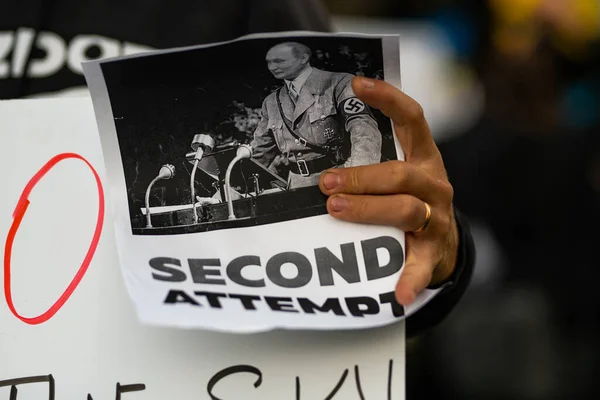 Los Ángeles, California, Estados Unidos - 26 de febrero de 2022: Manifestación contra la guerra de Rusia en Ucrania. Alto Putin, alto a la guerra. El fascismo y el asesinato de niños ucranianos. Apoyar a Ucrania. — Foto de stock gratis