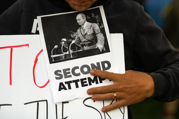 Los Angeles, Kalifornien, USA - 26 februari 2022: Demonstration mot Rysslandskriget i Ukraina. Stoppa Putin, stoppa kriget. Fascism och mordet på ukrainska barn. Stå med Ukraina. — Gratis stockfoto