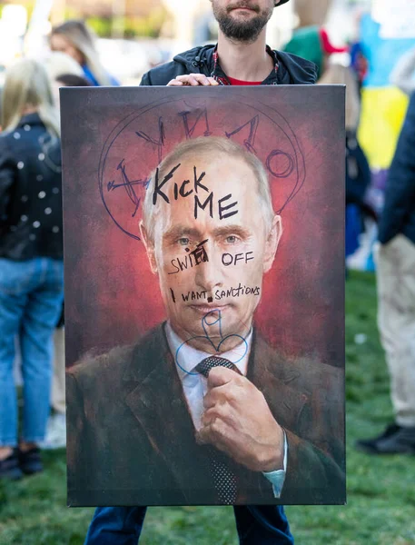 Los Angeles, California, USA - February 26, 2022: Demonstration against Russia war in Ukraine. Stop Putin, stop war. Fascism and the murder of Ukrainian children. Stand with Ukraine. — Free Stock Photo