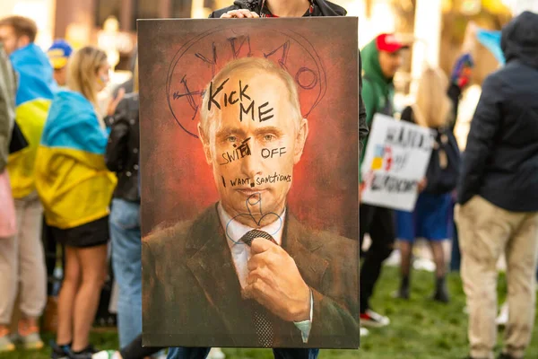 Los Angeles, Californie, USA - 26 février 2022 : Manifestation contre la guerre de Russie en Ukraine. Arrêtez Poutine, arrêtez la guerre. Le fascisme et le meurtre d'enfants ukrainiens. Stand avec l'Ukraine. — Photo gratuite