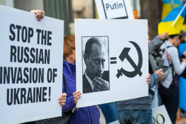 Los Angeles, Kaliforniya, ABD - 26 Şubat 2022: Rusya 'nın Ukrayna' daki savaşına karşı gösteri. Dur Putin, savaşı durdur. Faşizm ve Ukraynalı çocukların öldürülmesi. Ukrayna 'nın yanında dur.