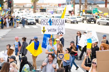 Los Angeles, Kaliforniya, ABD - 26 Şubat 2022: Rusya 'nın Ukrayna' daki savaşına karşı gösteri. Dur Putin, savaşı durdur. Faşizm ve Ukraynalı çocukların öldürülmesi. Ukrayna 'nın yanında dur.
