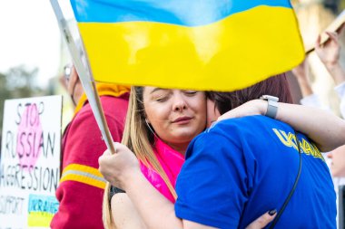 Los Angeles, Kaliforniya, ABD - 26 Şubat 2022: Rusya 'nın Ukrayna' daki savaşına karşı gösteri. Dur Putin, savaşı durdur. Faşizm ve Ukraynalı çocukların öldürülmesi. Ukrayna 'nın yanında dur.