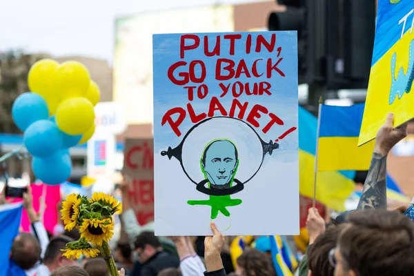 Los Angeles, California, USA - February 26, 2022: Demonstration against Russia war in Ukraine. Stop Putin, stop war. Fascism and the murder of Ukrainian children. Stand with Ukraine. — Free Stock Photo