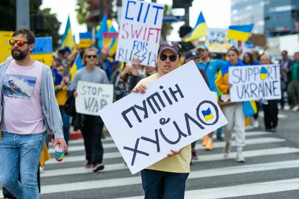 Los Angeles, California, USA - 26. února 2022: Demonstrace proti válce s Ruskem na Ukrajině. Zastavte Putina, zastavte válku. Fašismus a vražda ukrajinských dětí. Stát s Ukrajinou. — Stock fotografie zdarma