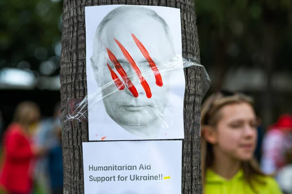 Los Angeles, California, USA - February 26, 2022: Demonstration against Russia war in Ukraine. Stop Putin, stop war. Fascism and the murder of Ukrainian children. Stand with Ukraine. — Free Stock Photo