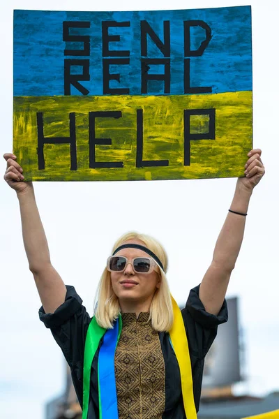 Los Angeles, Kalifornien, USA - 26. Februar 2022: Demonstration gegen den Krieg Russlands in der Ukraine. Stoppt Putin, stoppt den Krieg. Faschismus und Mord an ukrainischen Kindern. Standpunkt zur Ukraine. — kostenloses Stockfoto