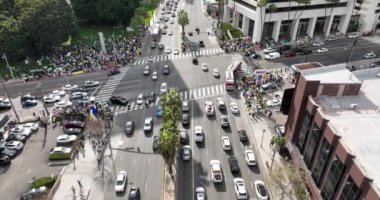 Los Angeles, Kaliforniya, ABD - 26 Şubat 2022: Ukrayna 'da Rusya' nın Ukrayna savaşına karşı gösteri. Faşizm ve çocukların öldürülmesi. Ukrayna 'nın yanında dur. Rusya Ukrayna 'ya karşı saldırgan savaş.