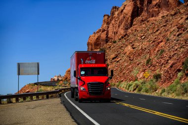 Arizona, ABD - Mayıs 2020: Trucker. Çöldeki Amerikan kamyonu. Ülkedeki süpermarketlere mal teslimatı