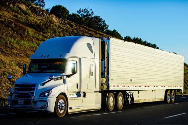 Arizona, ABD - 2020: Amerikan kamyonları. Amerika 'da yollar, mal teslimatı. Nakliye işi