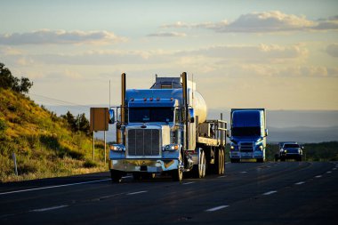 Arizona, ABD - 2020: Amerikan kamyonları. Amerika 'da yollar, mal teslimatı. Nakliye işi