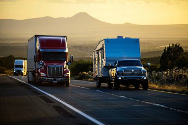 Arizona, ABD - 2020: Amerikan kamyonları. Amerika 'da yollar, mal teslimatı. Nakliye işi