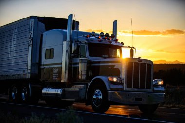 Arizona, ABD - 2020: Amerikan kamyonları. Amerika 'da yollar, mal teslimatı. Nakliye işi