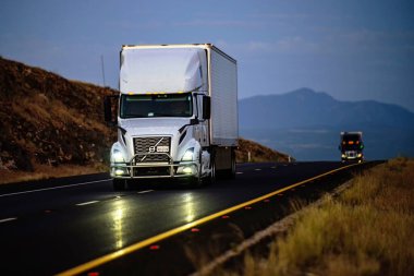Arizona, ABD - 2020: Amerikan kamyonları. Amerika 'da yollar, mal teslimatı. Nakliye işi
