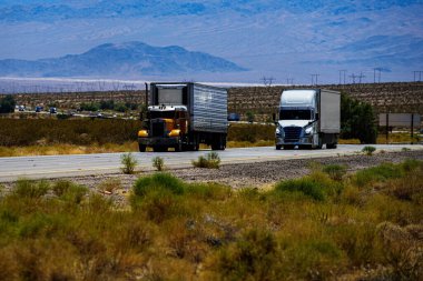Arizona, ABD - 2020: Amerikan kamyonları. Amerika 'da yollar, mal teslimatı. Nakliye işi