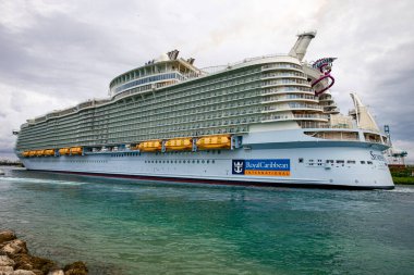 Miami Beach, FL, ABD - 2020: Deniz Senfonisi. Vaha sınıfı yolcu gemisi. Royal Caribbean International tarafından işletiliyor. Karayip Denizi 'ne Atlantik Okyanusu gezisi