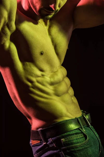 Homem Jeans Jovem Bonito Com Corpo Muscular Perfeito — Fotografia de Stock