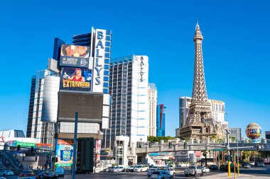 Las Vegas, Nevada, ABD, 2020: ABD 'de dünyaca ünlü bir Vegas Strip' te şehir manzarası. En iyi seyahat, oteller, eğlence, turlar, gösteri ve kulüpler