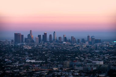 Kaliforniya, ABD 'deki Los Angeles şehri. Los Angeles şehir merkezinin güzel günbatımı gökyüzü ve şehir havası
