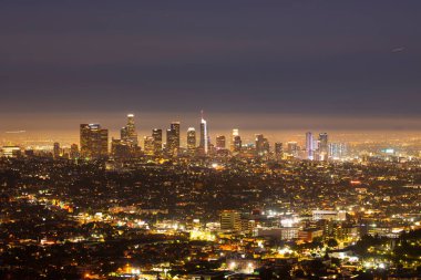 Kaliforniya, ABD 'deki Los Angeles şehir manzarası. Los Angeles şehir merkezinin güzel günbatımı gökyüzü ve şehir havası. Geceleri Los Angeles 'ın kendi binaları