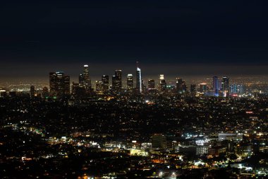 Kaliforniya, ABD 'deki Los Angeles şehir manzarası. Los Angeles şehir merkezinin güzel günbatımı gökyüzü ve şehir havası. Geceleri Los Angeles 'ın kendi binaları