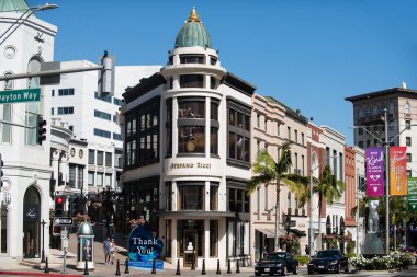 Los Angeles, CA, USA - 2020: Beverly Hills, California 'daki Rodeo Drive Caddesi, Los Angeles. Kaliforniya 'da alışveriş