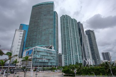 Miami, FL, ABD - 2020: Miami 'de gökdelenler. Şehir merkezinde. Florida, ABD 'deki Miami' nin iş merkezi. Amerika 'da ofisler ve konutlar