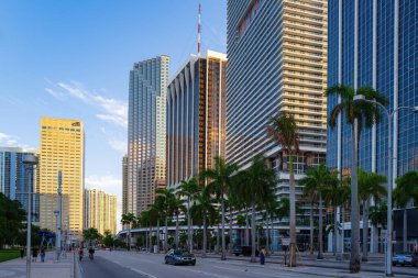 Miami, FL, ABD - 2020: şehir sokakları. Miami Downtown, harika gökdelenler ve binalar manzarası. Amerika 'nın doğu kıyısındaki en ünlü sokaklardan biri.