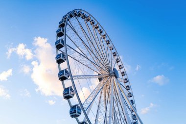 Miami, FL, ABD - 2020: Skyview Miami dev gözlem çarkı Bayside Pazarı 'nda açıldı