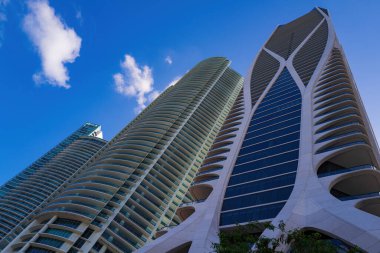 Miami, FL, ABD - 2020: Miami 'de gökdelenler. Şehir merkezindeki güzel binalar. Florida Amerika 'da.