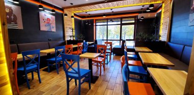 Ziyaretçisi olmayan boş bir sahil kafesi, millet. Sosyal mesafeler, tatilin iptali, tecrit sırasındaki turizm sektörü konsepti, koronavirüs, covid-19 yüzünden izolasyon veya karantina.