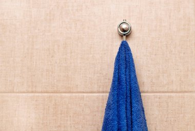 Banyoda askıda asılı duran eller için havlu.