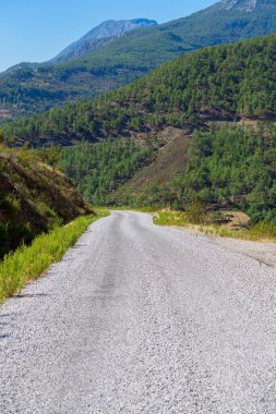 Dağlardaki kırsal yol. Türkiye.