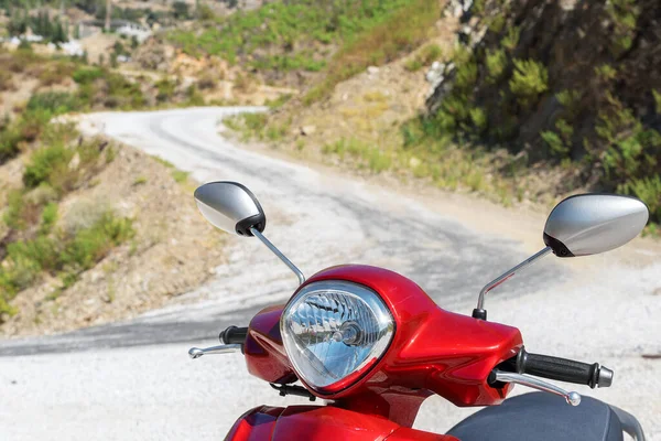 Ein Teil Eines Mopeds Auf Dem Hintergrund Einer Landstraße Selektiver — Stockfoto