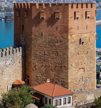Alanya, Türkiye - Ekim 2021: Alanya kentinin cazibelerinden biri Kyzyl Kule kulesidir. Yakın plan..