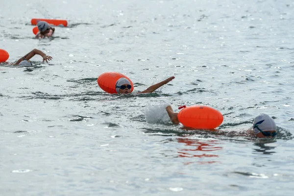 Alanya Türkiye 2021 Okyanus Adamı Çocuklar Açık Denizde Yüzmede Yarışıyorlar — Stok fotoğraf