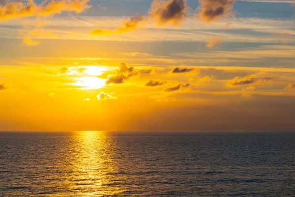 Akdeniz 'in üzerinde bulutlarla batan güneş. Turuncu renkler.