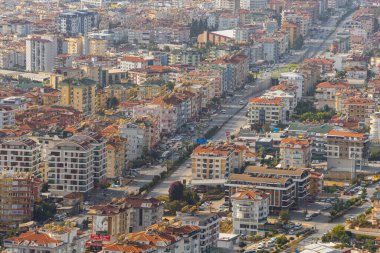 Alanya, Türkiye - Kasım 2021: Alanya şehrinin hava manzarası. D-400 yolu, şehrin yerleşim bölgesinden geçiyor..
