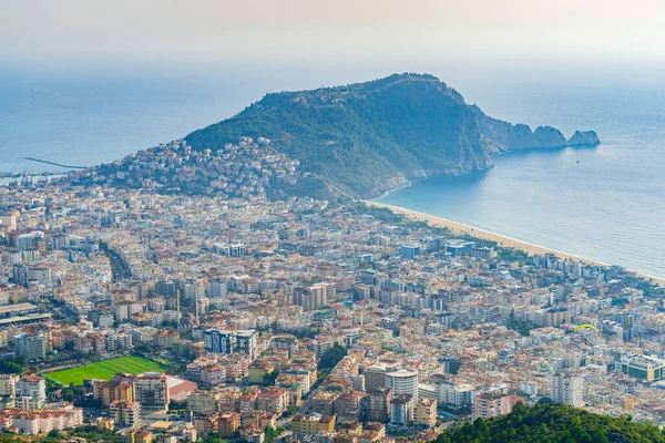 Alanya şehrinin batısında. Hava görüntüsü. Türkiye.