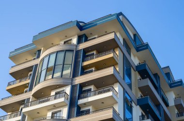 Yeni inşa edilmiş bir apartmanın yakın çekimi. Ev kullanıma hazır..